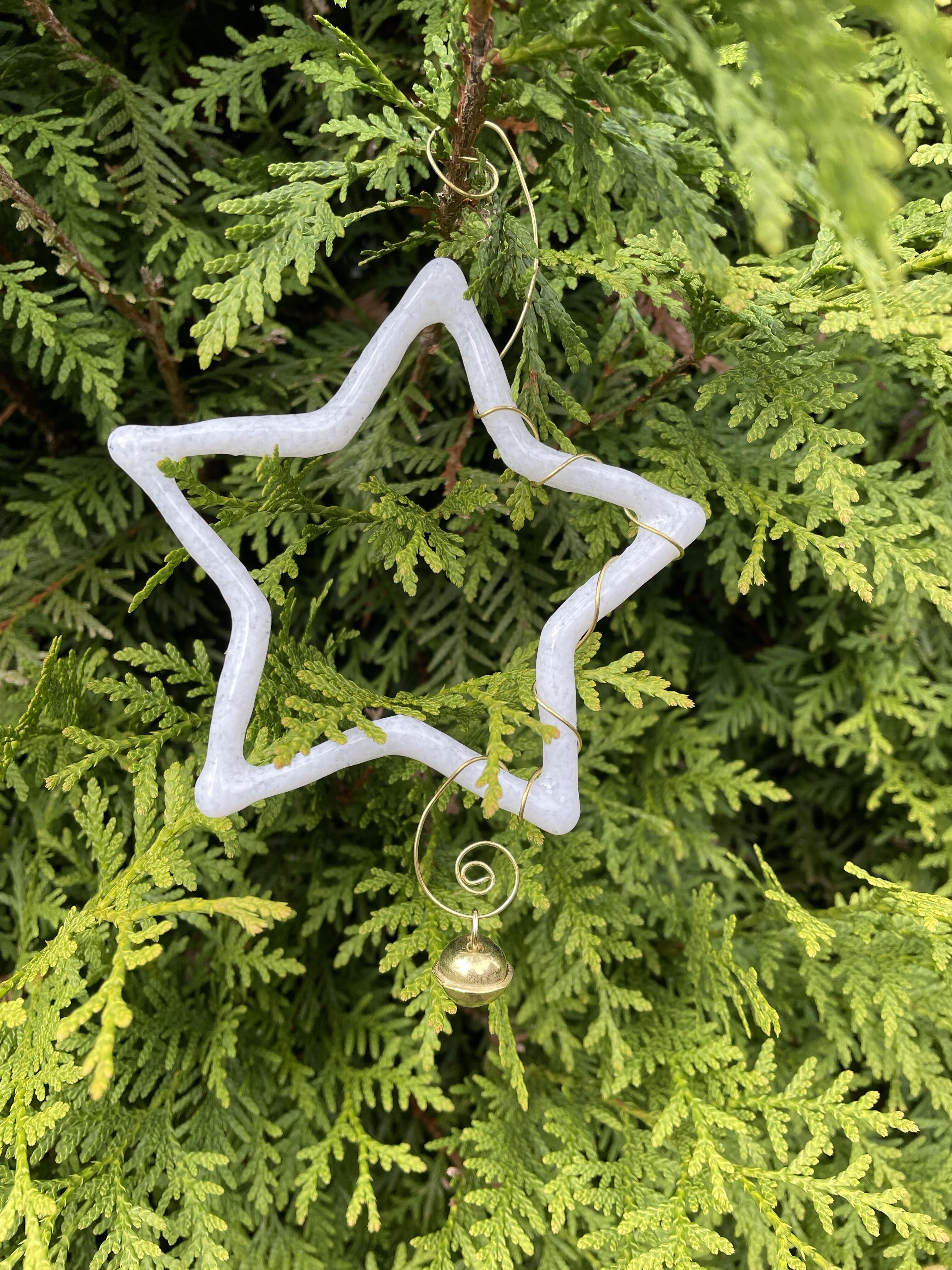 Stern aus weissem Glas, mit goldfarbenem Draht und Gloeckchen, handgemacht