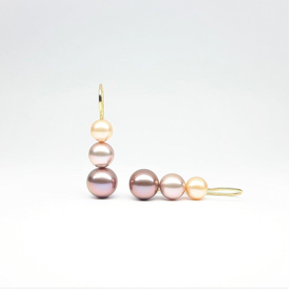 Earrings made of 18k yellow gold and Edison freshwater cultured pearls. One of a kind.