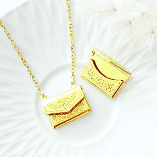 Collier médaillon en forme d'enveloppe Daisy | plaqué or 24K