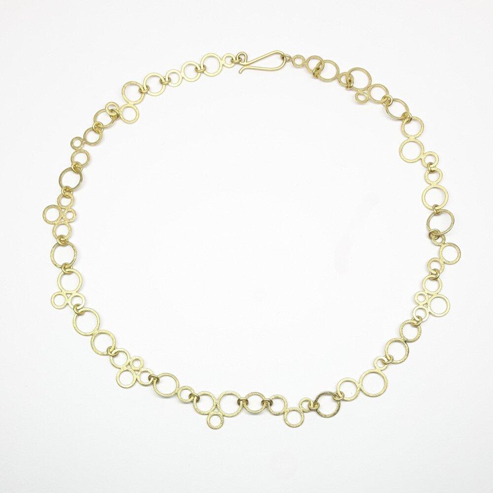 "bubbles", collier en or jaune 18kt, martelé à la main. Pièce unique.