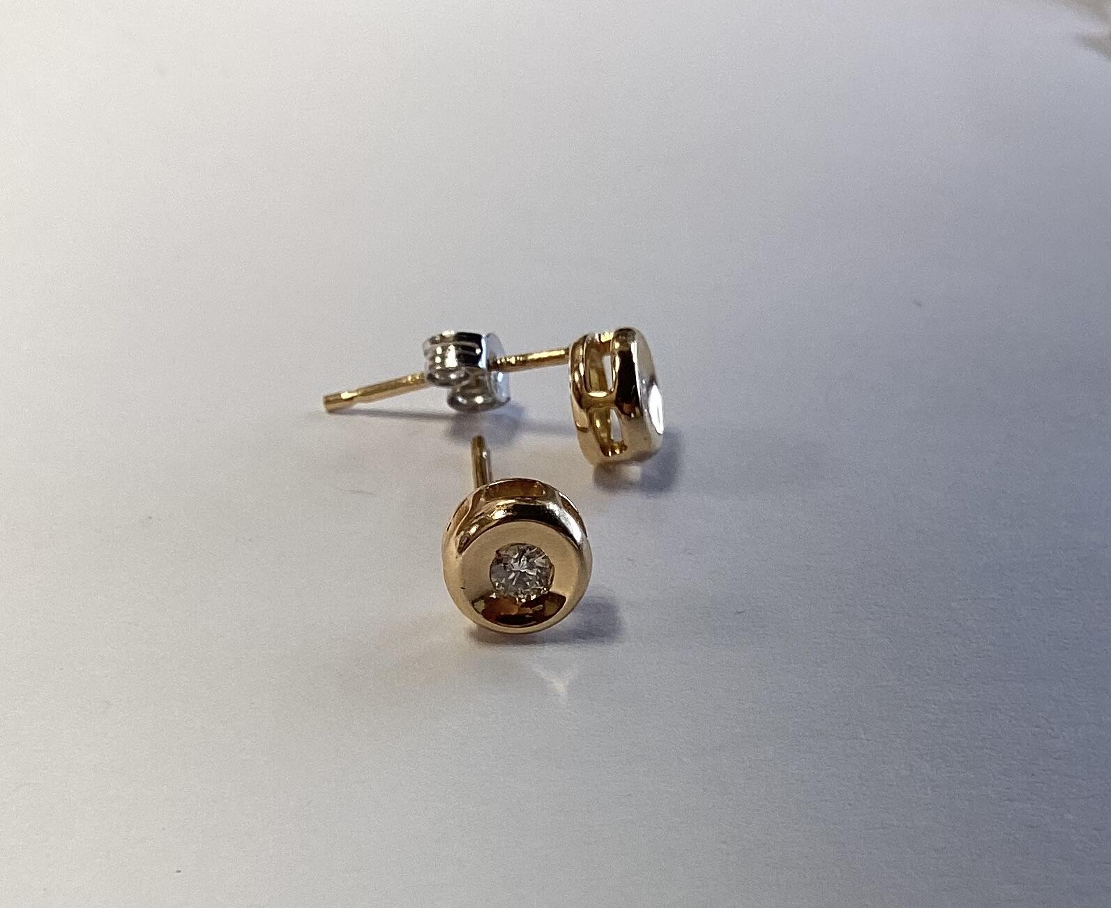 # Ohrstecker aus Roségold und Weißgold mit 0,10 ct Diamant