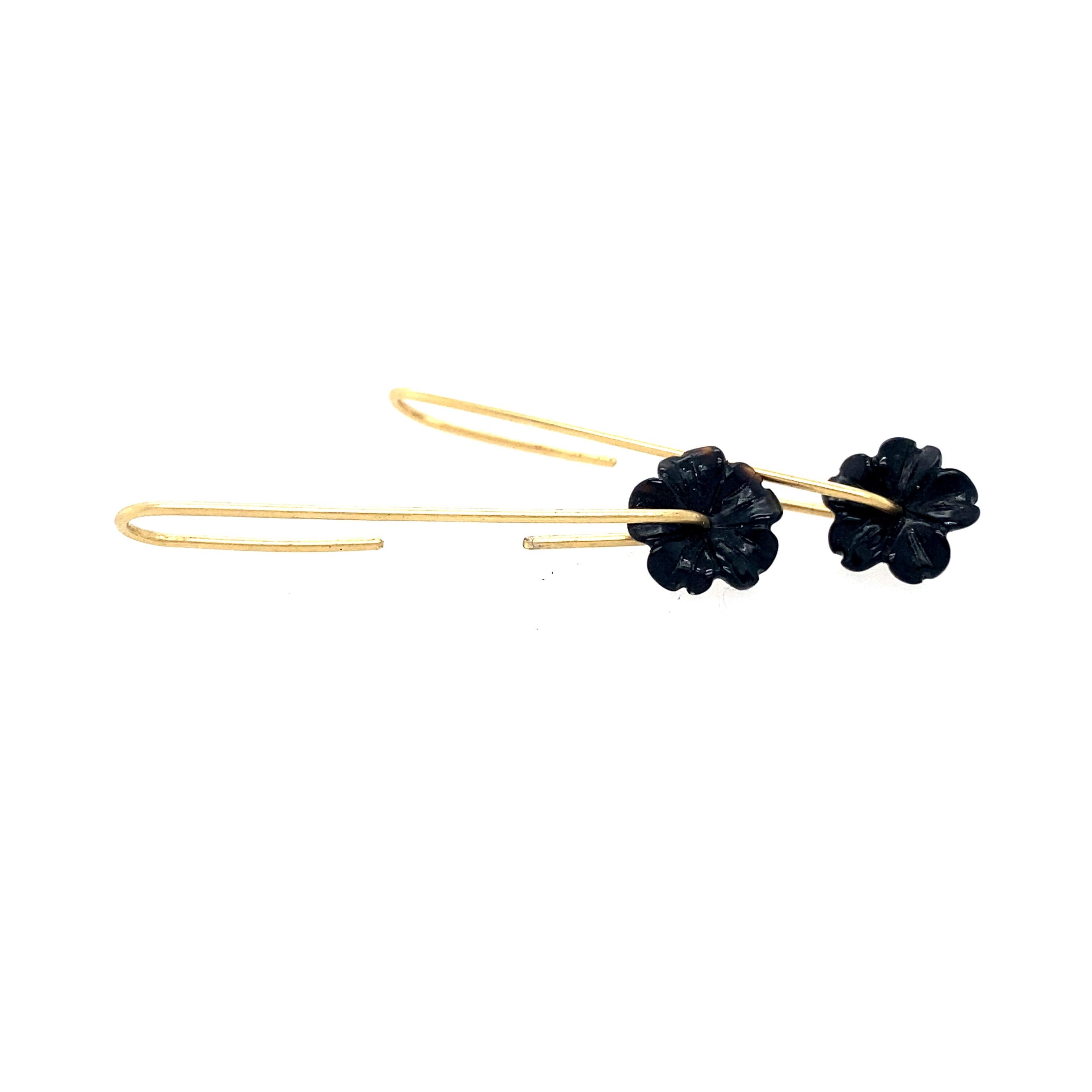 Earrings in 750/- 18 ct yellow gold and onyx flower