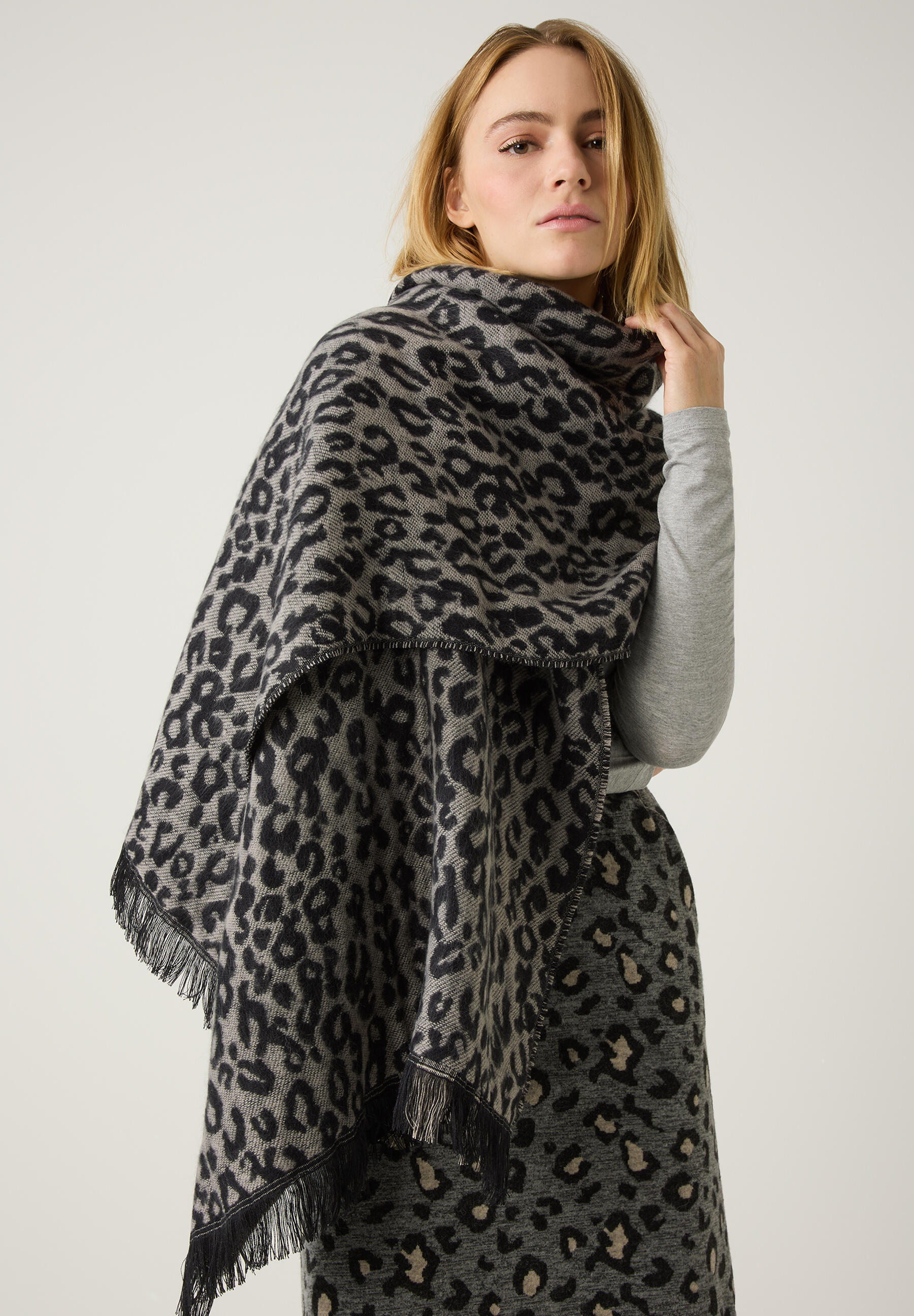 Leo Jacquard Scarf