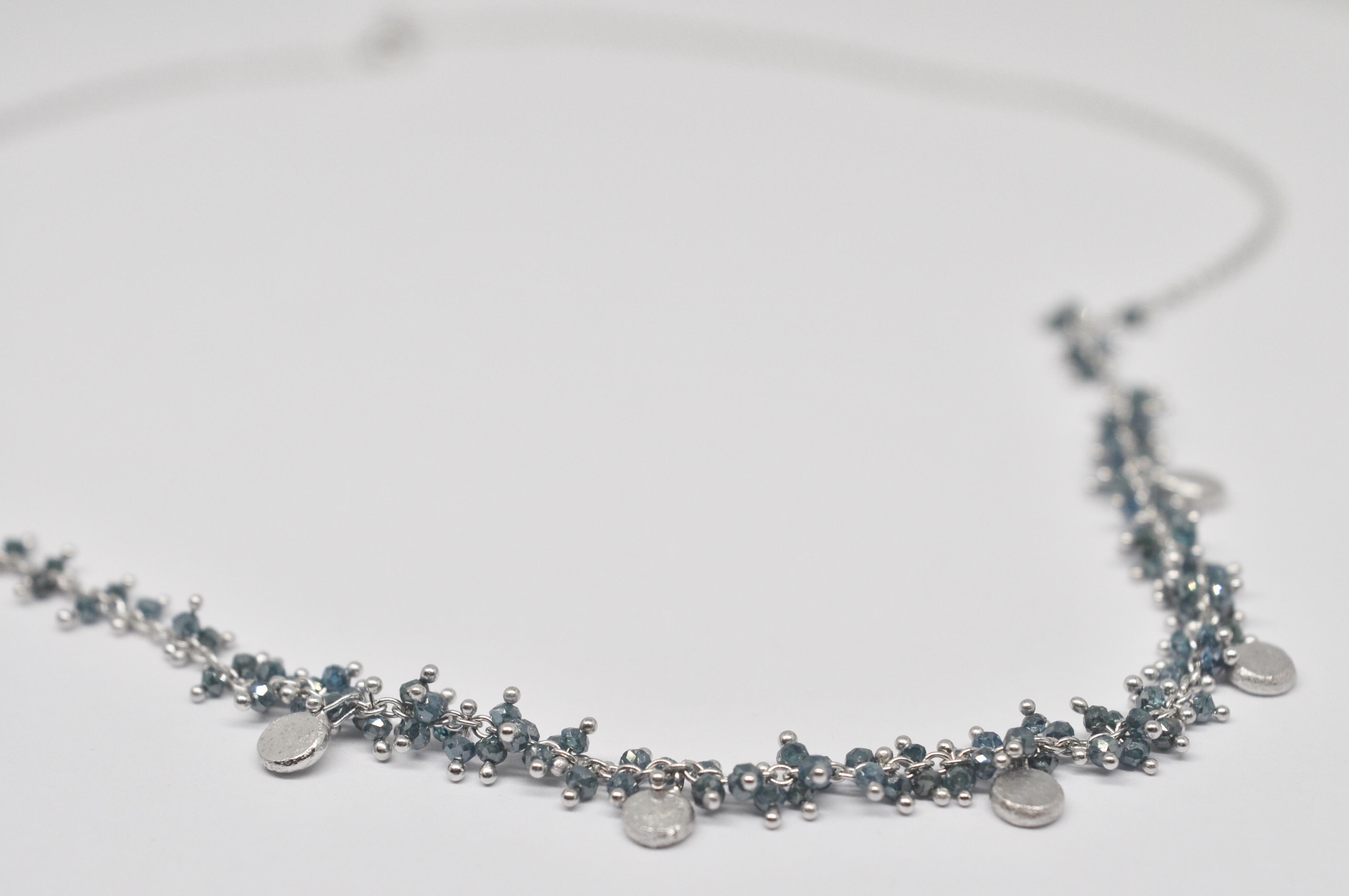 Zarte blaue Rondelle-Diamant-Halskette, 18 Karat Weißgold