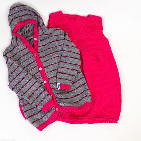 Ensemble de vêtements composé d'une robe et d'une veste à capuche assortie, tricotées à la main