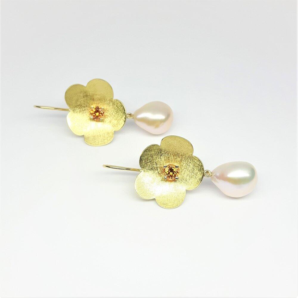 Earrings in 18kt yellow gold, mandarin garnet and freshwater cultured pearls. Unique piece.