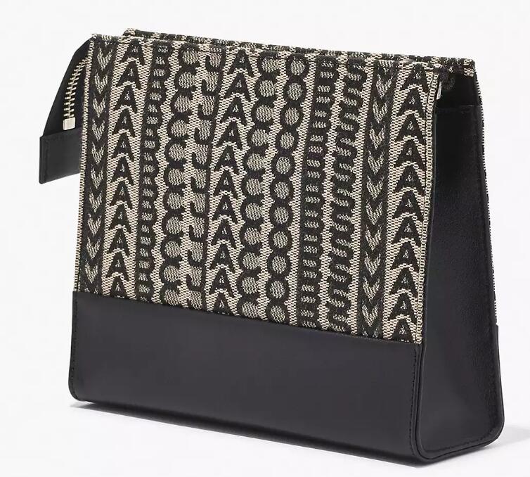 La pochette de voyage Monogram, MARC JACOBS