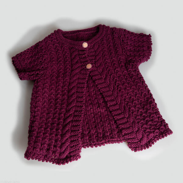 Veste fille manches courtes, avec tresses et motif tricoté, tricotée à la main