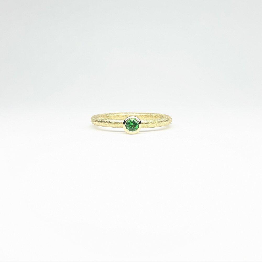 'combiring mini', 18kt Gelbgold und Tsovorit Granat Ø3mm.