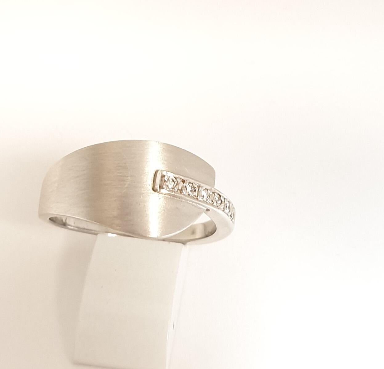 18K white gold ring with 0.06ct natural diamonds