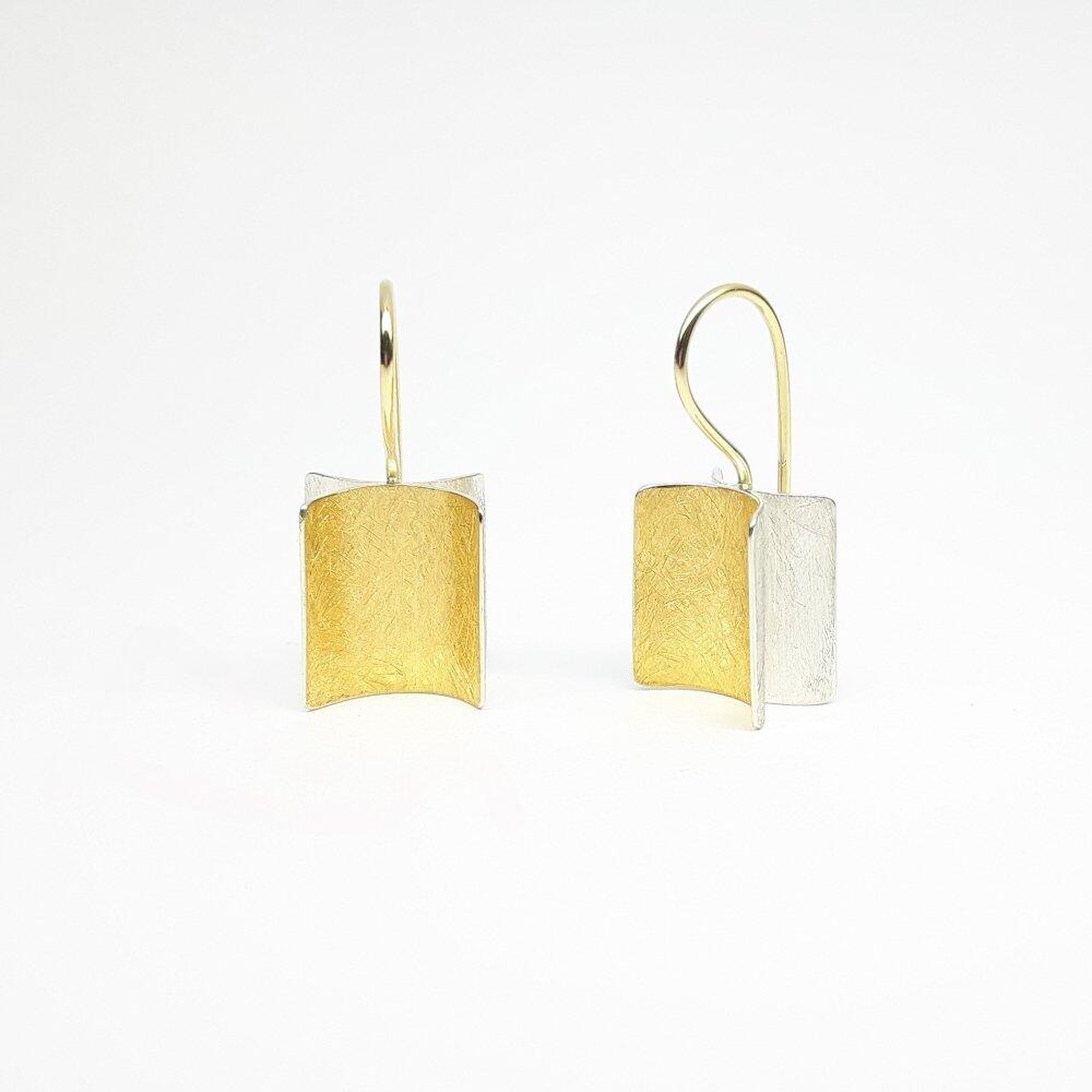 Boucles d'oreilles en or fin, jaune 18kt et argent 925/-.