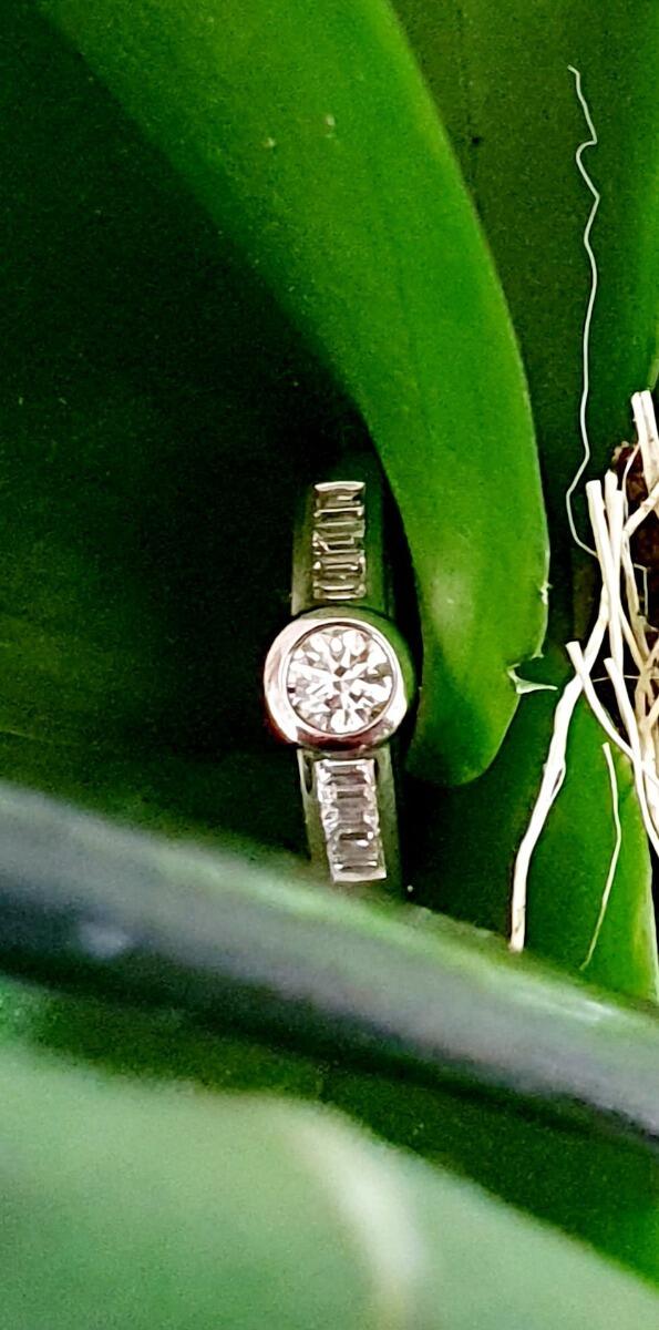 White gold solitaire ring with 0.72ct natural diamonds