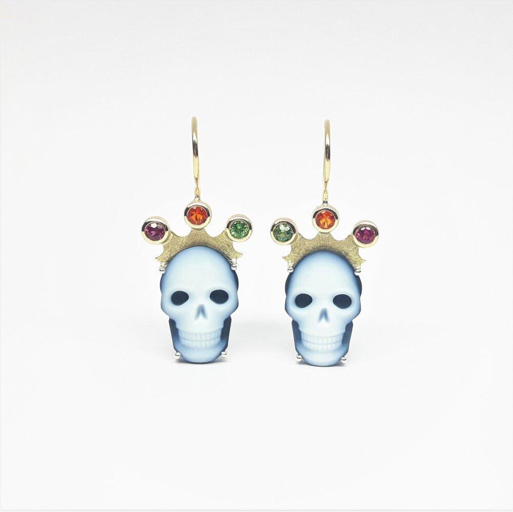 "harlequin skull", boucles d'oreilles en or jaune 18kt, argent, agate, tourmaline rose, opale de feu et tsavorite. Pièce unique.