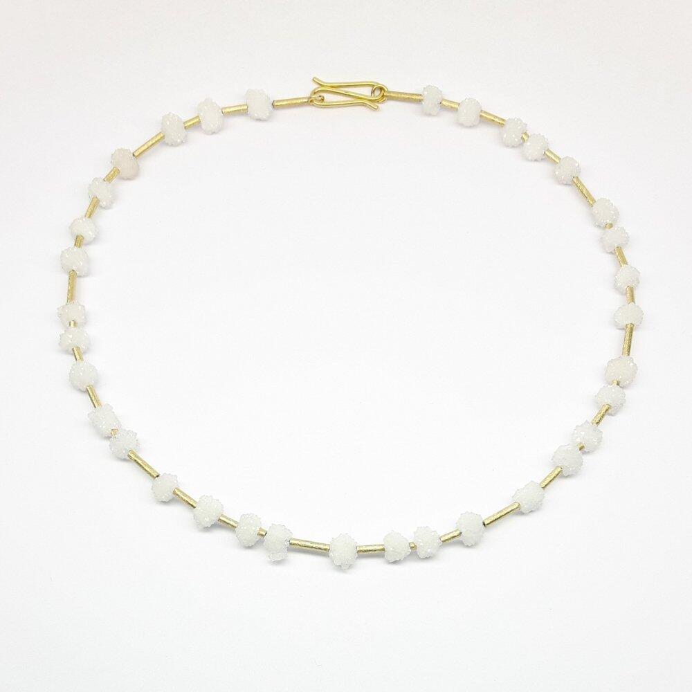 "snowball", Collier aus 18kt Gelbgold und kristallisierten Ø7mm Bergkristallkugeln.