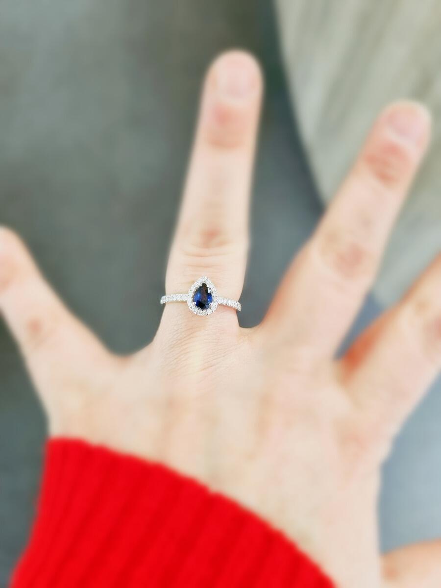 # Weißgoldring mit 0,48 ct Birnensaphir und 0,27 ct natürlichen Brillantdiamanten