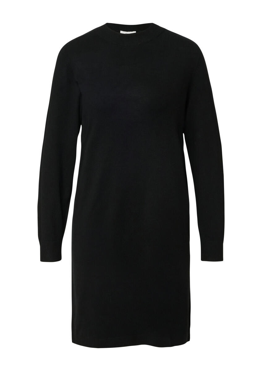 Knitted dress with a round neckline