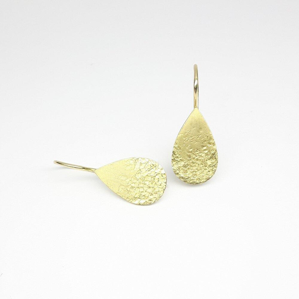 Boucles d’oreilles en or jaune 18kt martelé.