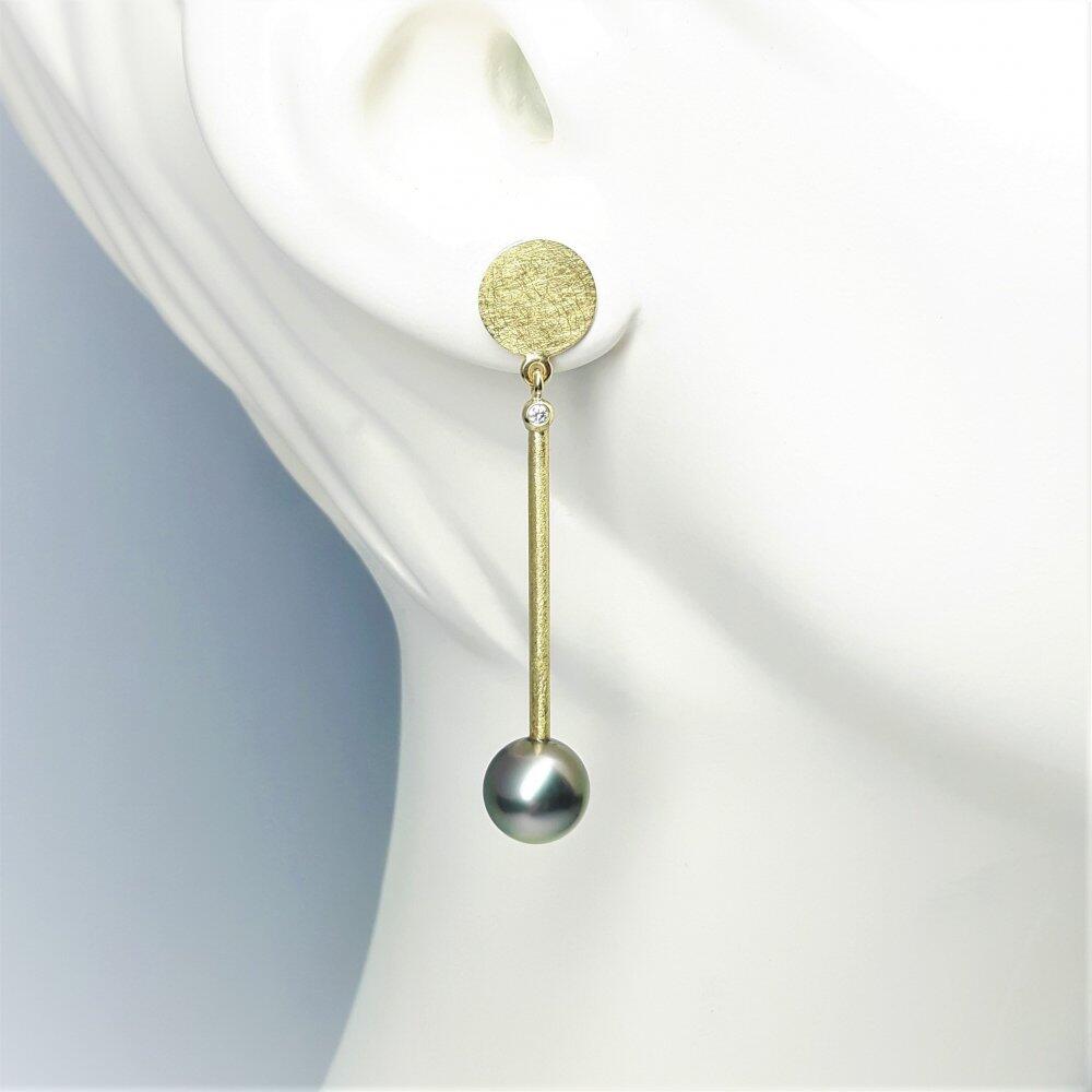 Stud earrings in 18kt yellow gold, Tahitian pearls and diamonds.