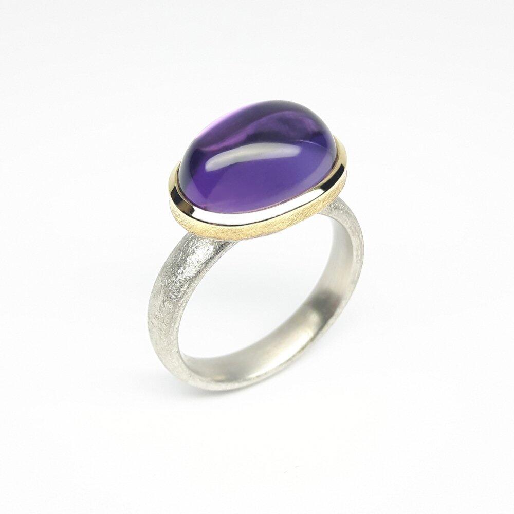 Ring aus 925er Silber, 18kt Gelbgold und Amethyst. Unikat.