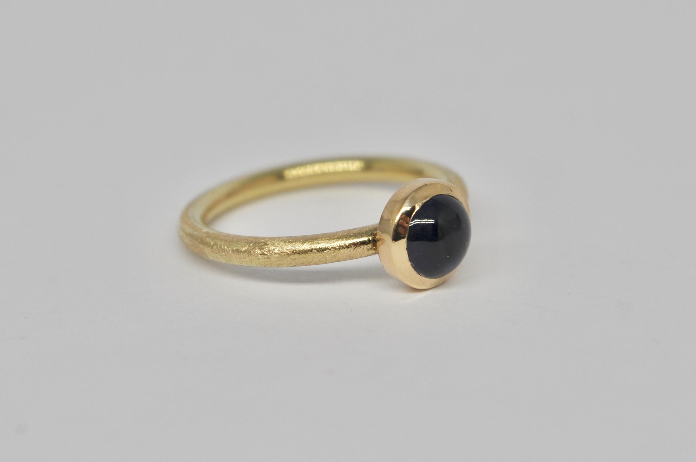 Gold ring, sapphire