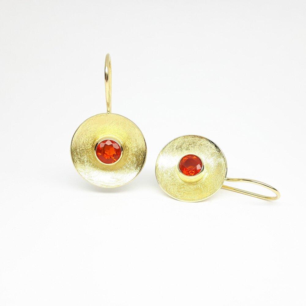 Boucles d'oreilles en or jaune 18kt et opale de feu. Pièce unique.