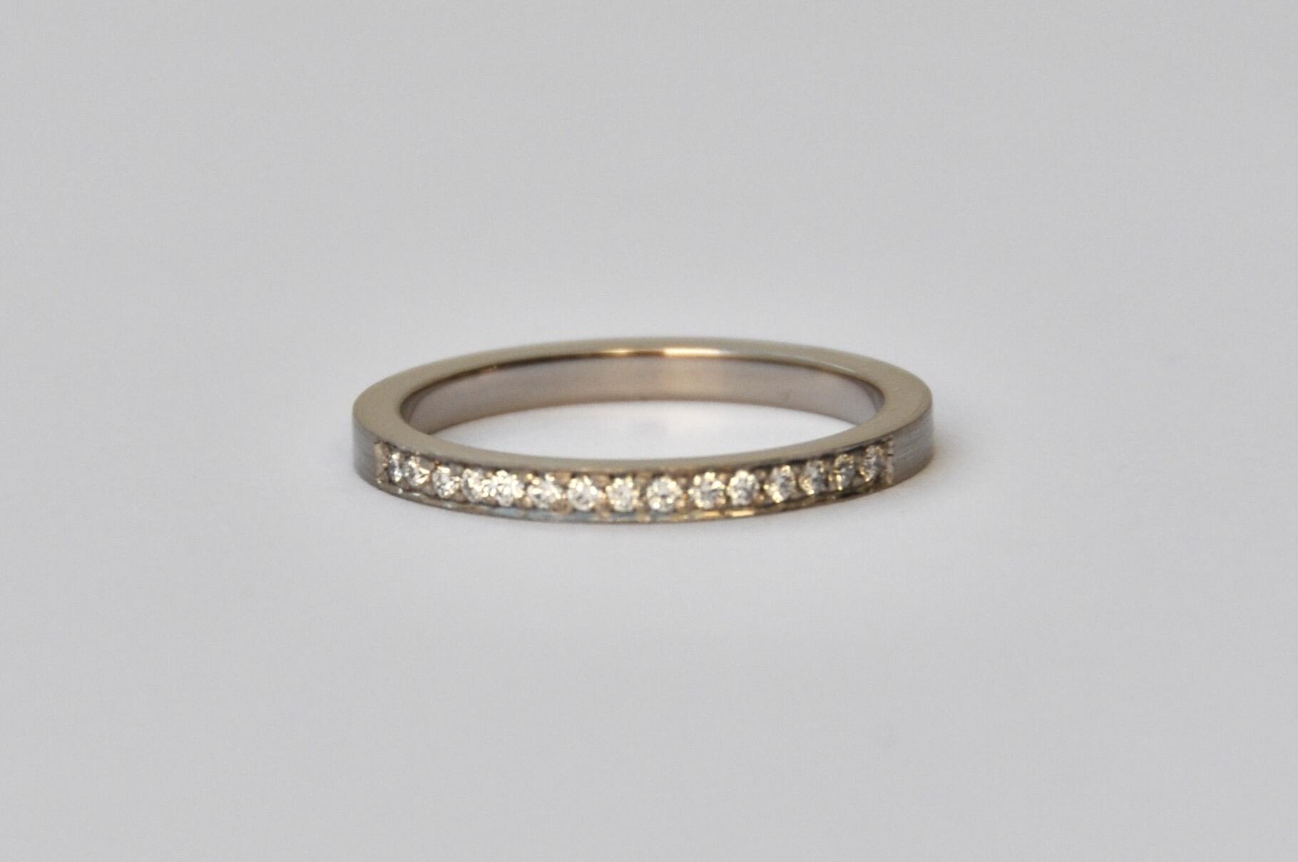 Bague classique et élégante en or blanc avec diamants blancs