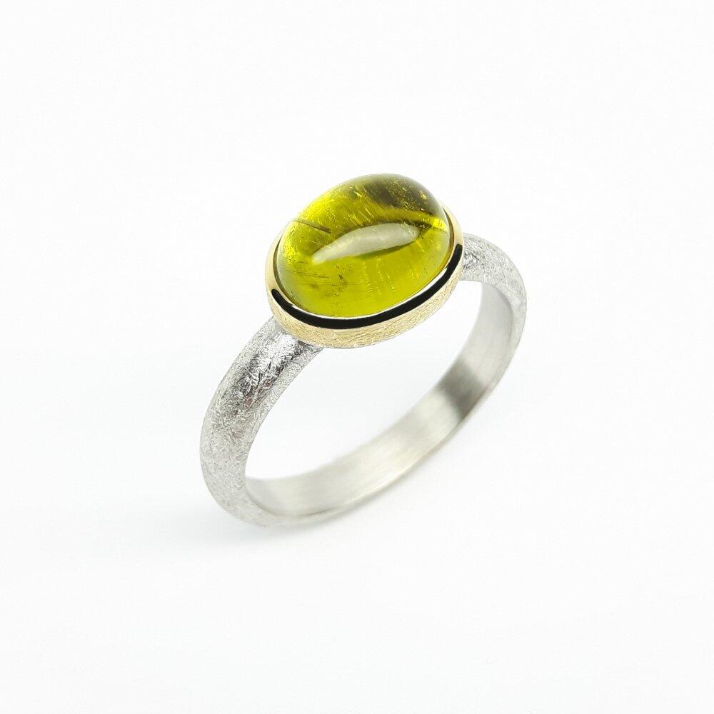 Bague en argent 925/-, or jaune 18kt, et tourmaline jaune-verte. Pièce unique.