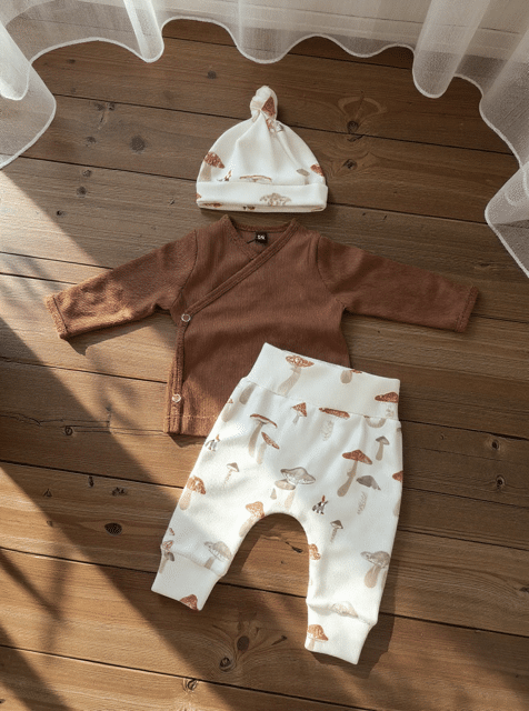 Broekiezz Set Ripp Lamgarm Wickelhemd dunkelbraun, Ripp Hose Pilze + Newbornmütze Pilzprint