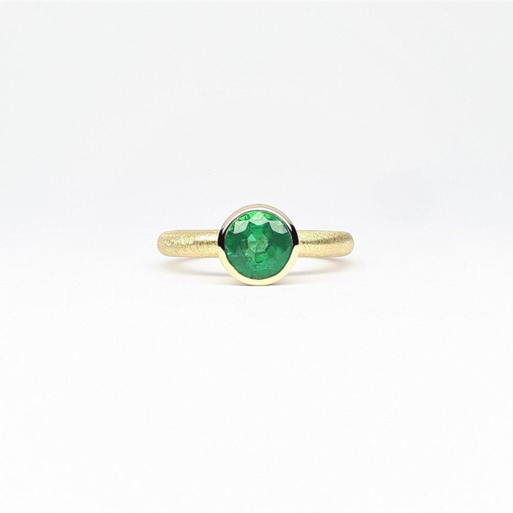 'combiring medium', 18kt Gelbgold und Smaragd Ø7mm.