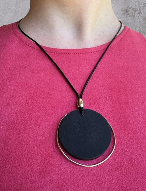 Collier avec pendentif en béton rond fait main