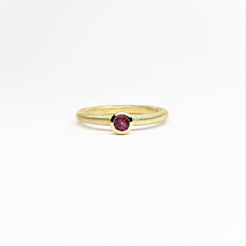 "combiring mini" in 18kt yellow gold and pink tourmaline Ø3mm.