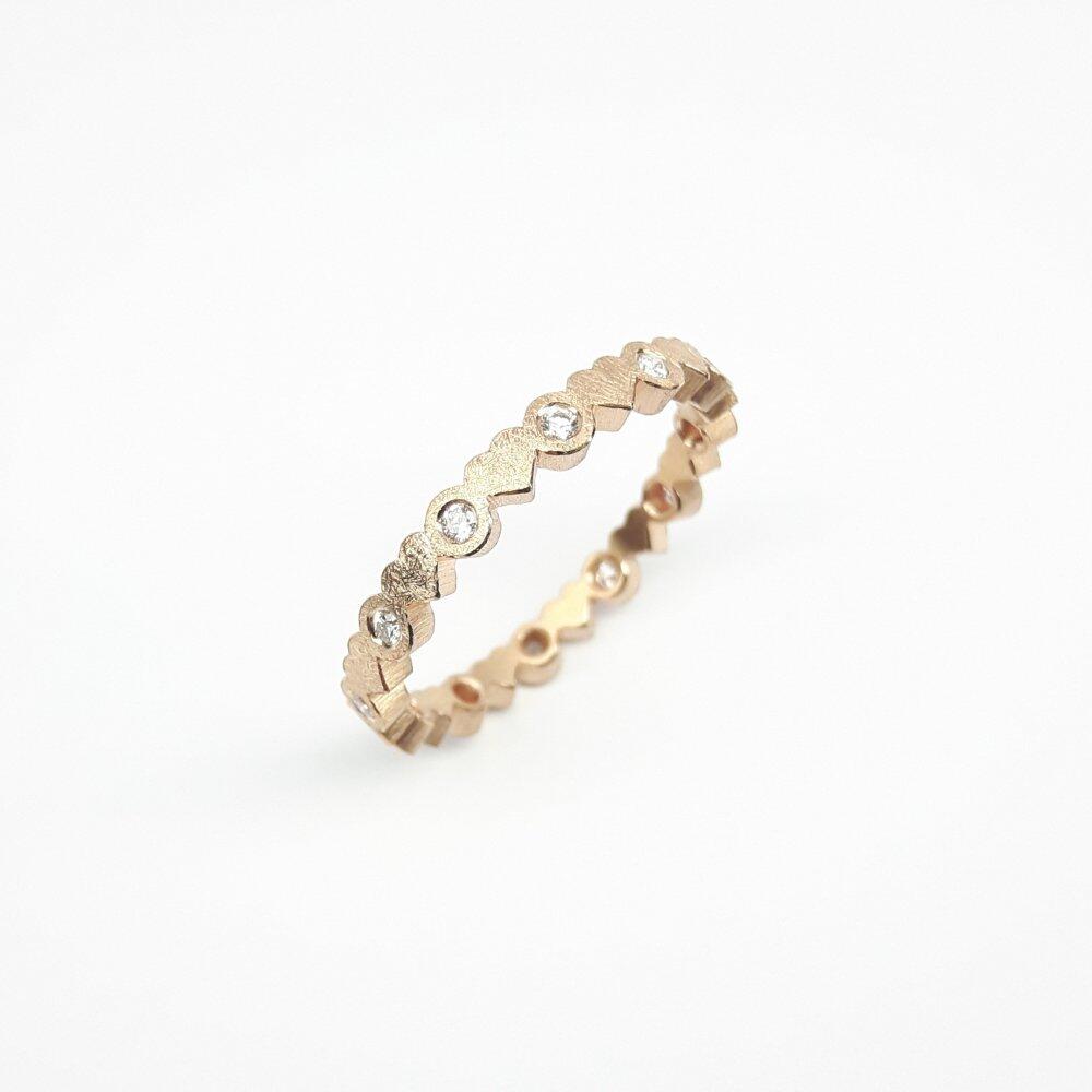 "heartbeats", Ring aus 18kt Rotgold und 12 Diamanten Ø1,5mm.