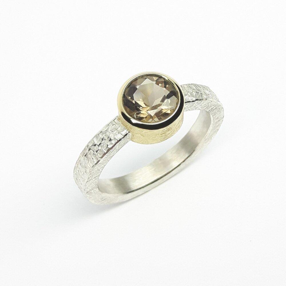 Bague martelée en argent 925/-,  or jaune 18kt, sertie d'une quartz fumée. Pièce unique.