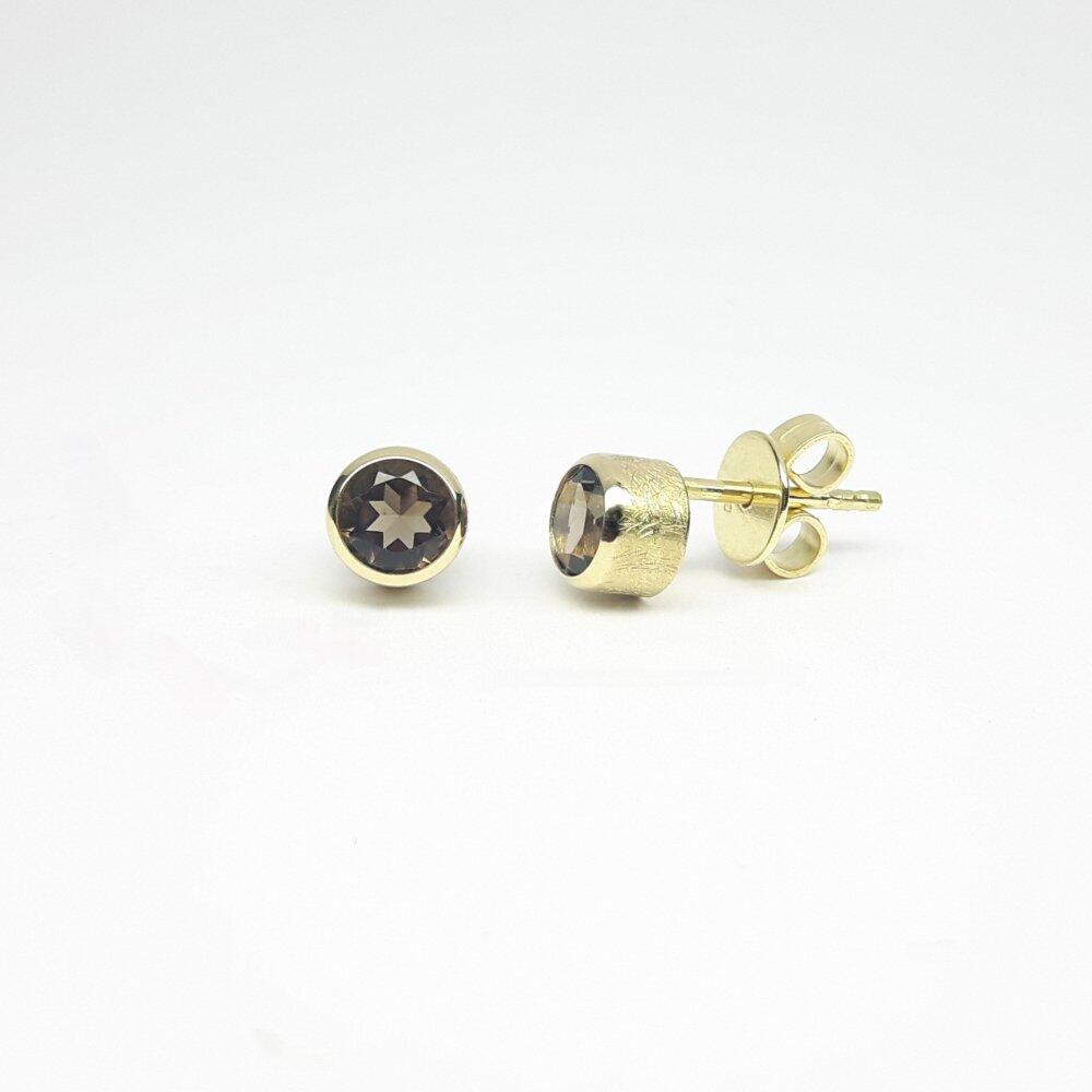 Stud earrings in 18kt yellow gold and smoky quartz Ø5mm.