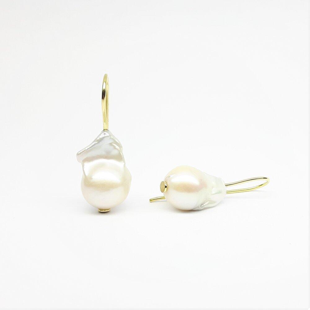 Earrings in 18kt yellow gold and white freshwater cultured pearls.