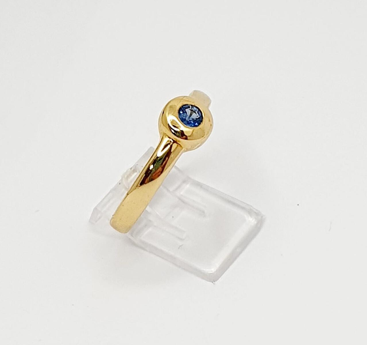 Solitaire-Ring aus 18K Gelbgold mit blauem Saphir