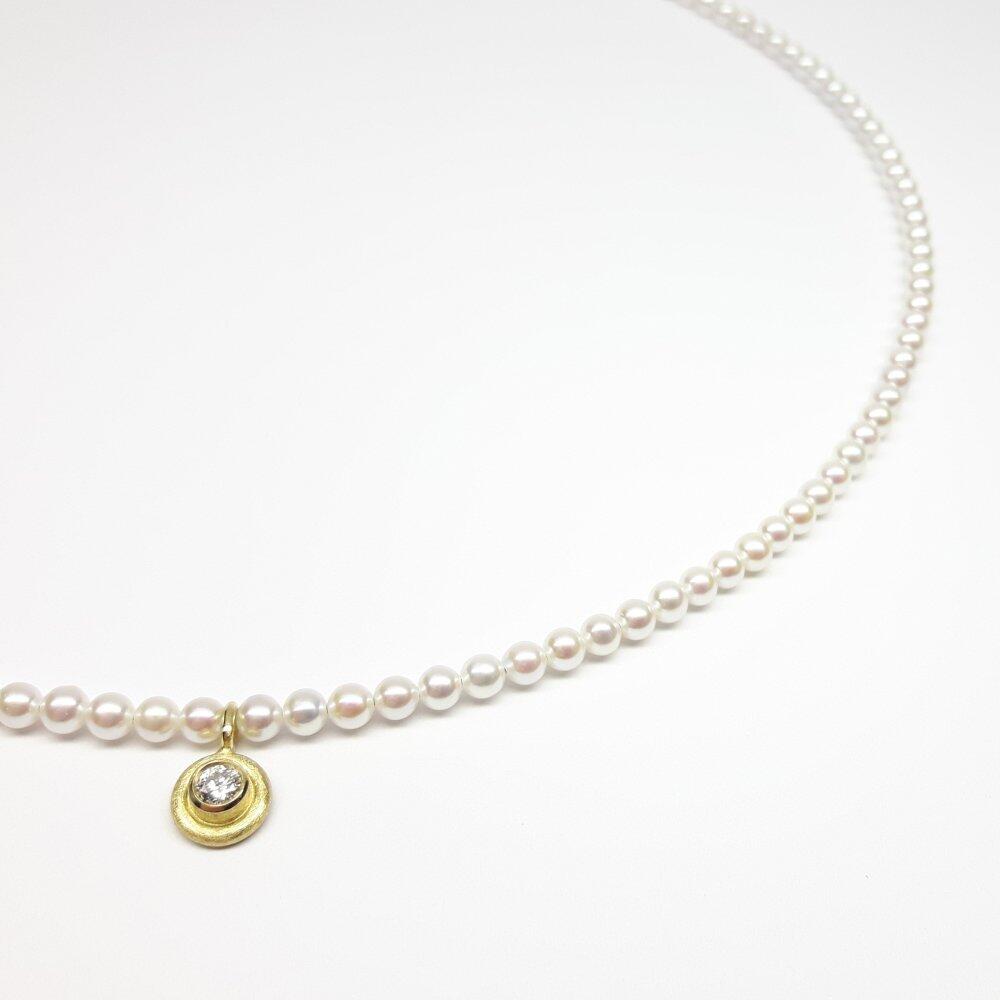 Necklace made of white freshwater cultured pearls, 18kt yellow gold, and diamond. Unique piece.