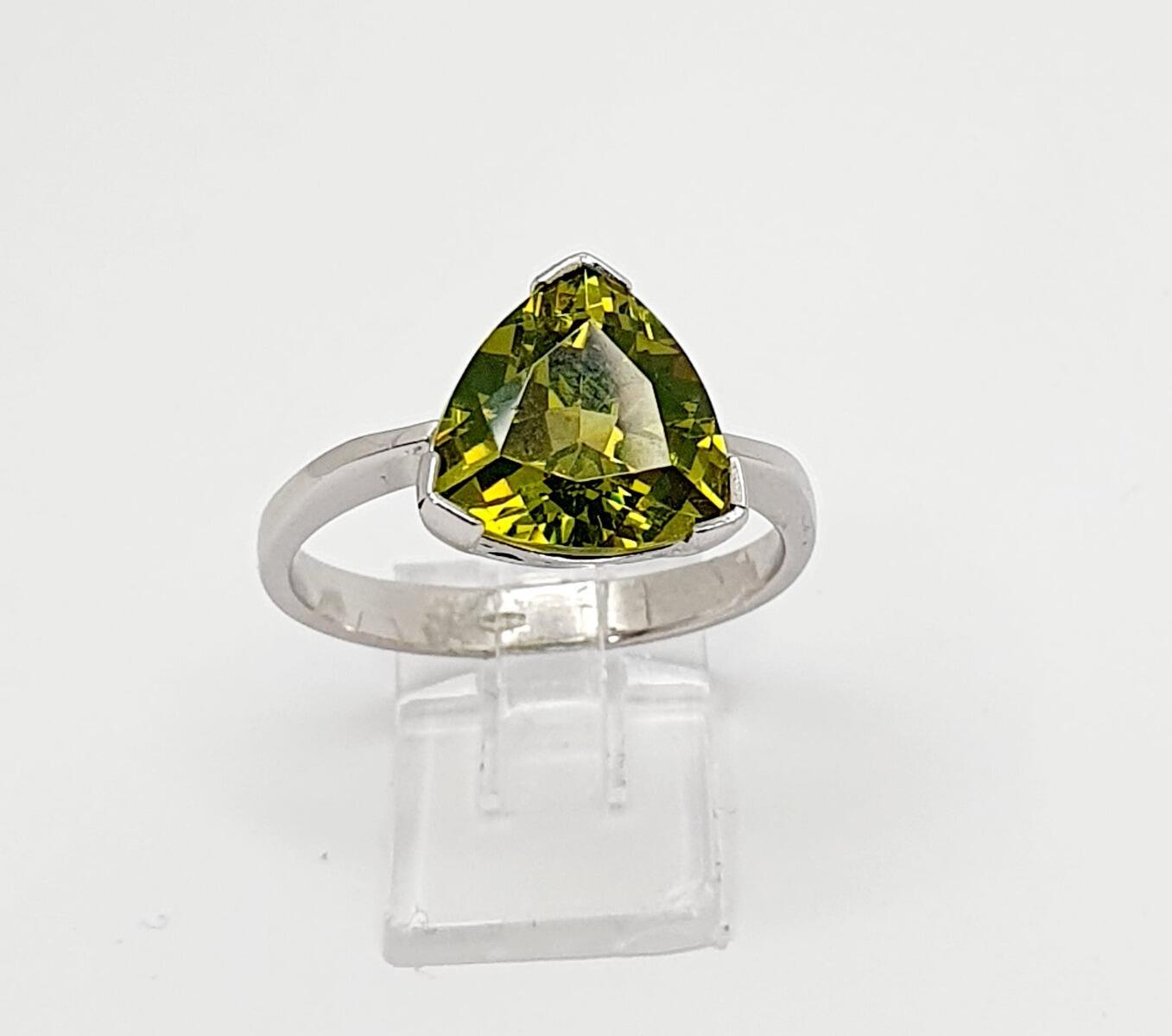 18K white gold ring with peridot stone