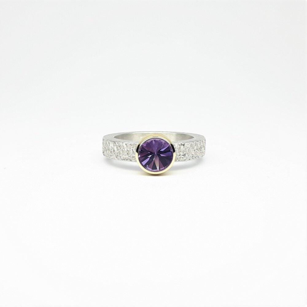 Bague en argent 925/-, or jaune 18kt et améthyste. Pièce unique.