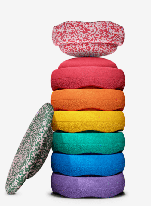 Stapelstein Blush Special Rainbow Set version complète classique, Original en Rouge et Blush, planche en vert foncé, 100% matériau recyclé EEP Schaumstoff, résistant à l'eau, à la salive, à la morsure et aux UV.