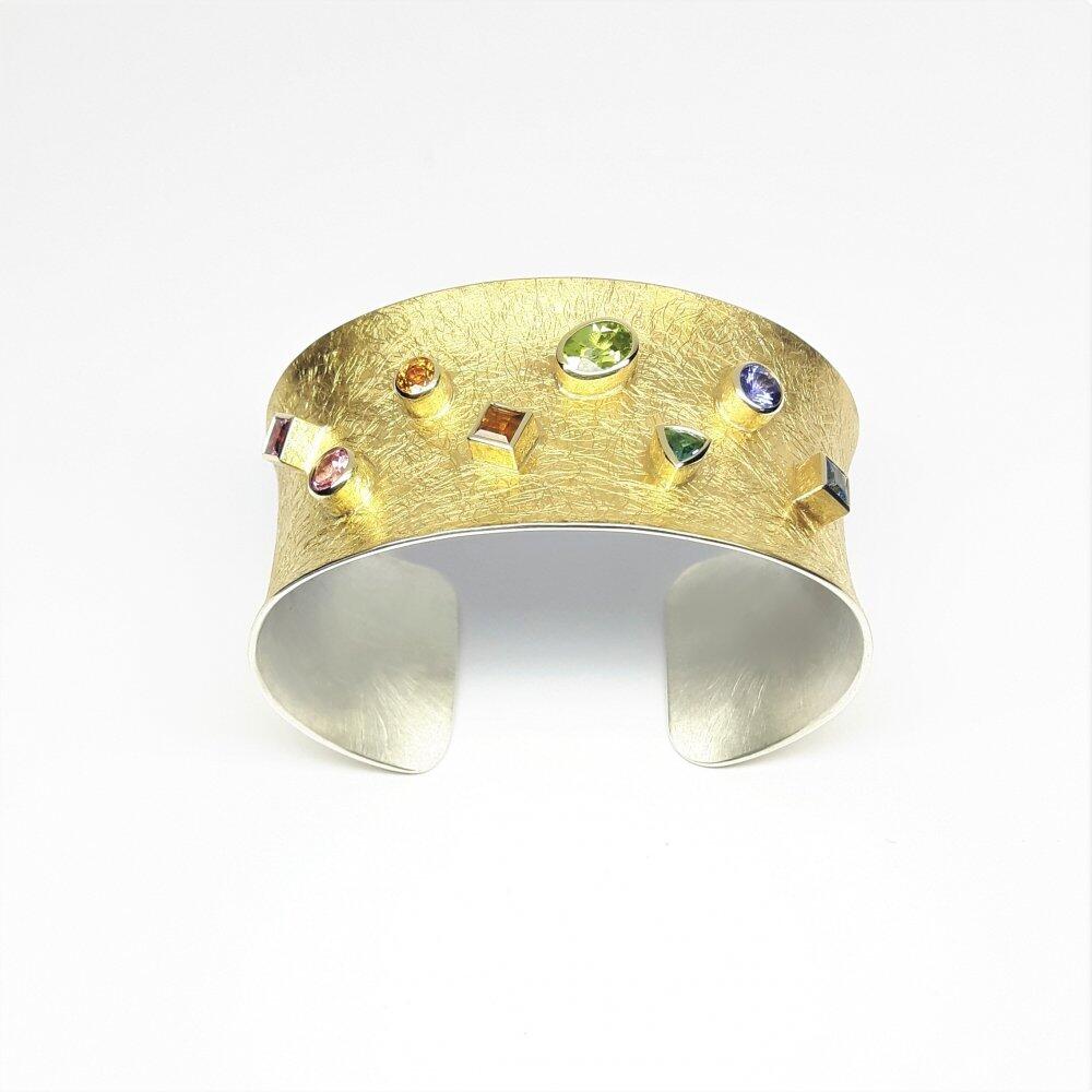 "rainbow", Armreif aus 22kt Gelbgold, Silber und Edelsteinen. Unikat.