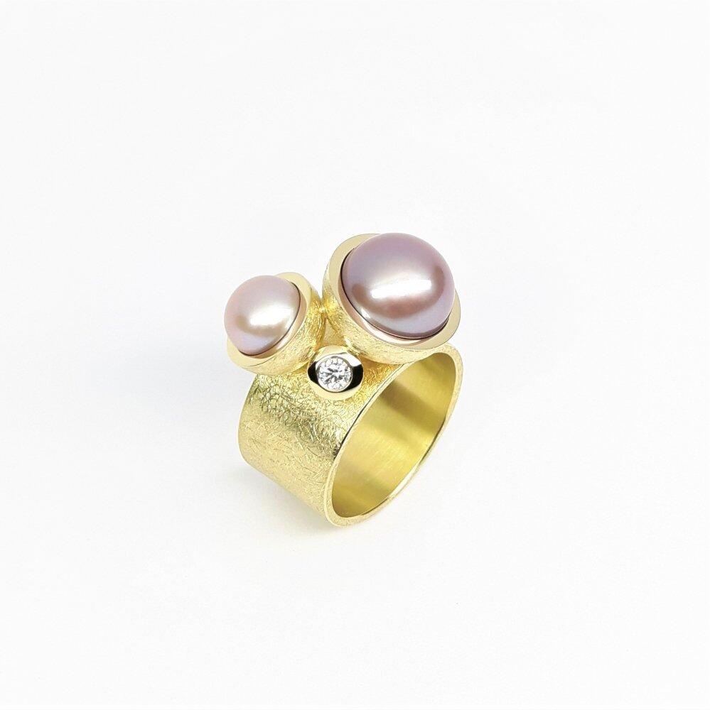 "smells like lavender", ring in 18kt yellow gold, natural color freshwater cultured pearls and diamond.