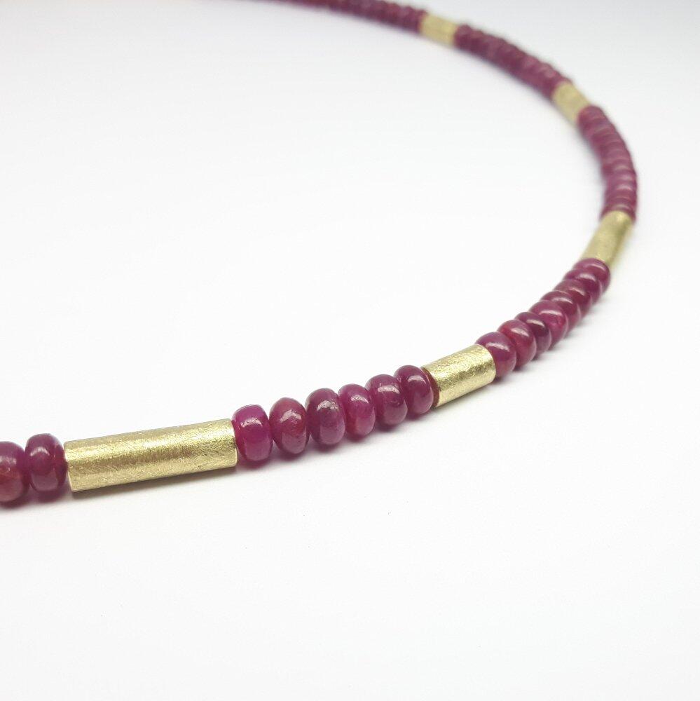 'red velvet', collier en rubis et or jaune 18kt. Pièce unique.