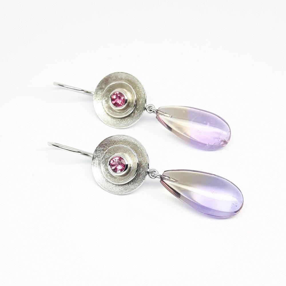 Boucles d'oreilles en or blanc 18kt, tourmaline rose et pampilles en amétrine. Pièce unique.