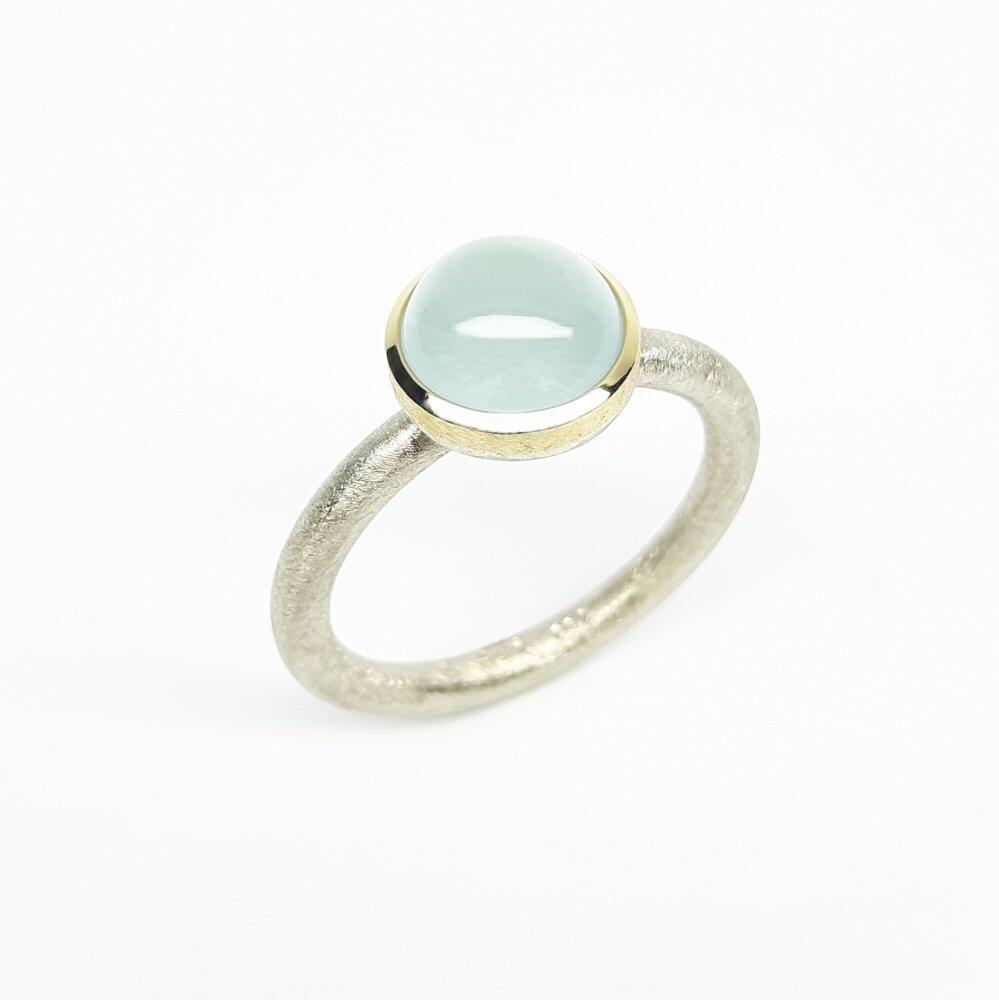 Ring aus 18kt Gelbgold, 925er Silber und Aquamarin Cabochon. Unikat.