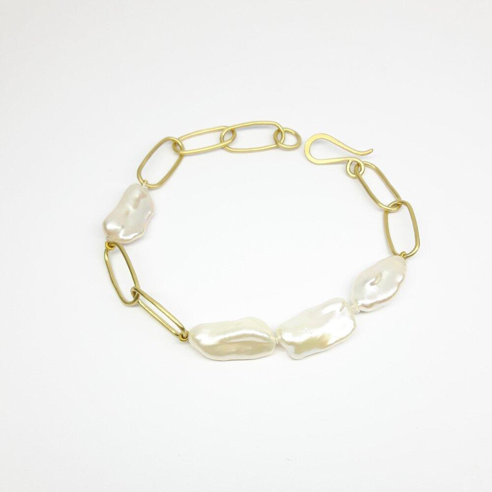 Armband aus 18kt Gelbgold und Biwa Süßwasserzuchtperlen. Unikat.
