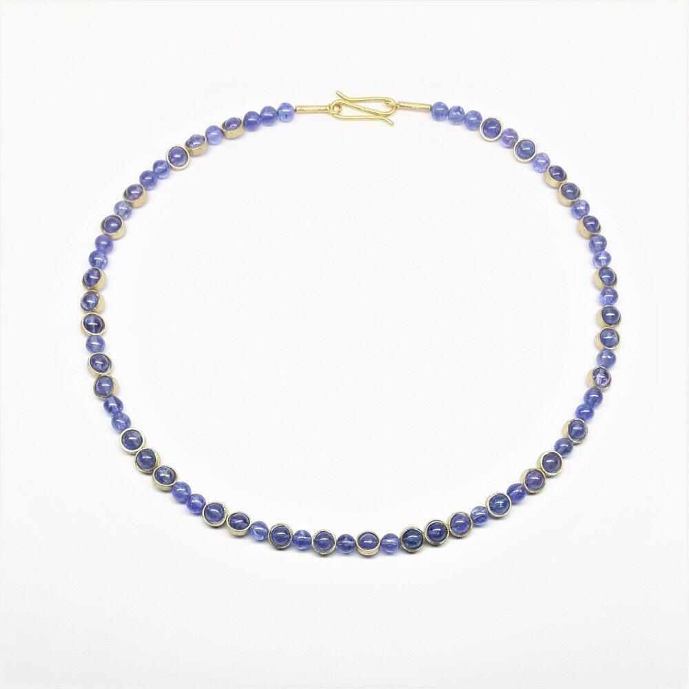 Collier en or jaune 18kt et boules en tanzanite Ø5.5mm. Pièce unique.