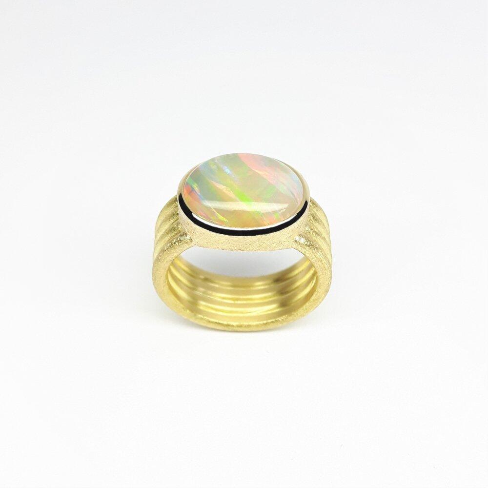 'Down Under', Ring aus 18kt Gelbgold und einzigartigem australischem Opal. Unikat.
