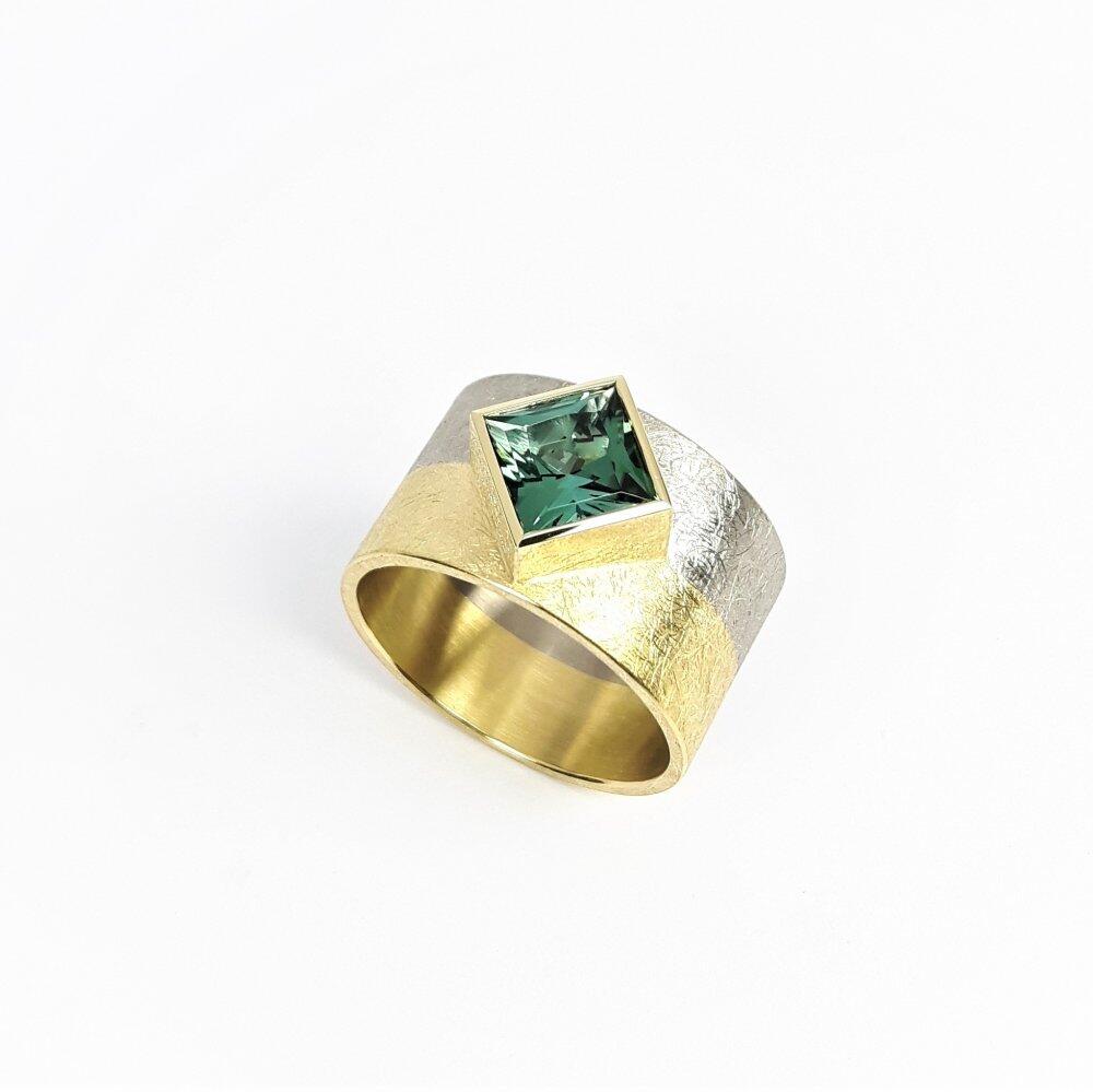 Ring in 18kt yellow and white gold with tourmaline. Unique piece.