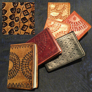 LLJ91K: Carnet Mati - 10,5x15,5cm env. - Couverture cuir véritable embossé à Asst.